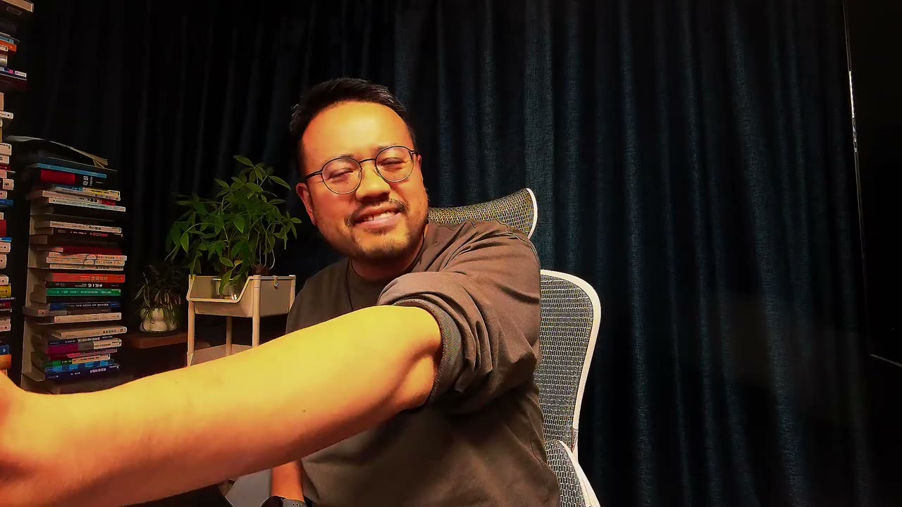 《新人做自媒体三个坑》工作室画面